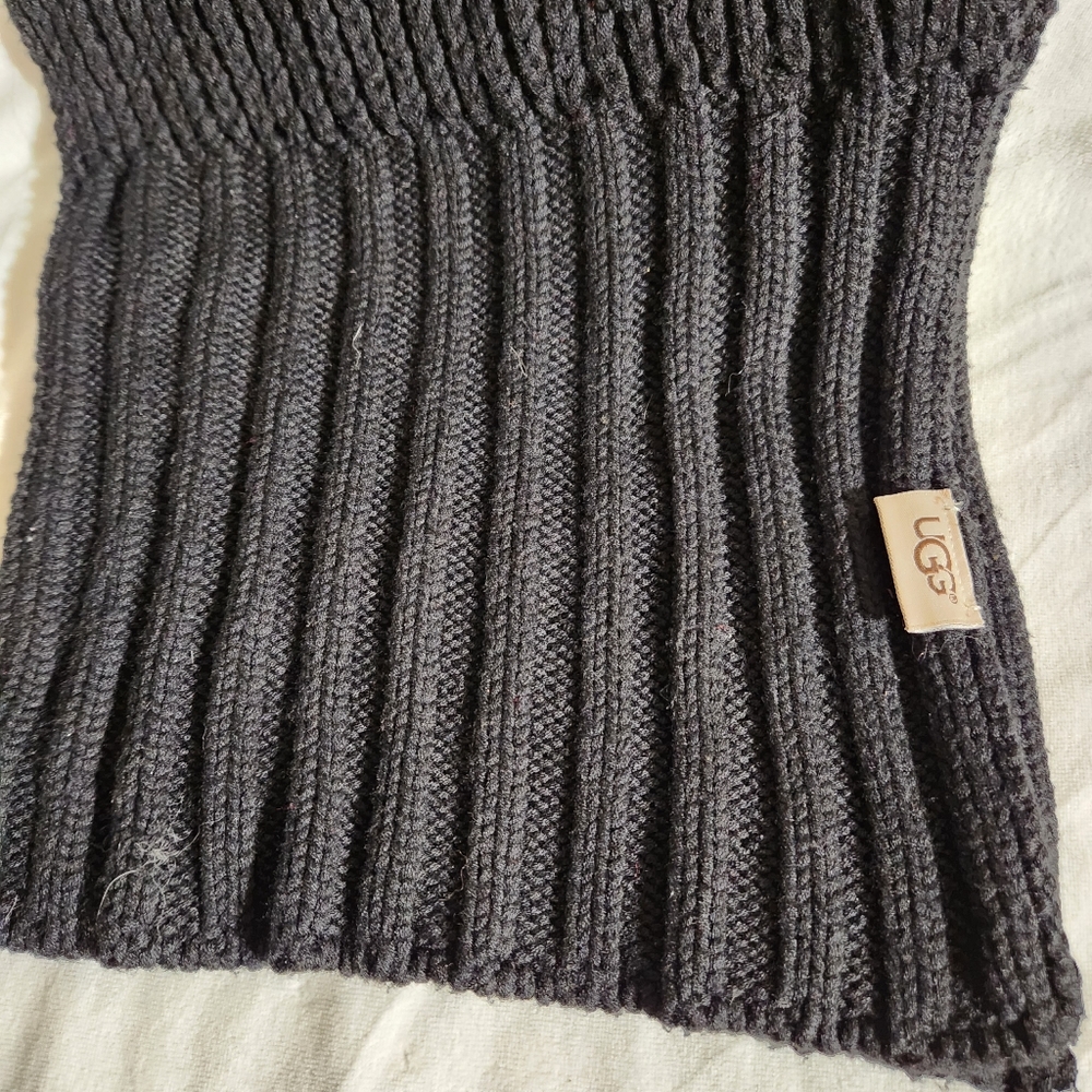 Womans black knitted UGG scarf